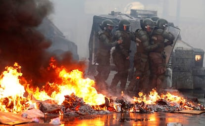 Los carabineros se protegen, la semana pasada, en una manifestación en Valparaíso.