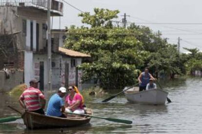 Ruas de Assunção, no Paraguai, ficaram inundadas.