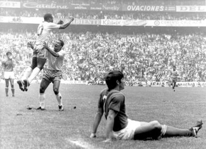 Pelé, legendario jugador en víspeas de cumplir 80 años, salta de alegría tras anotar el primer gol de su selección contra Italia en la final de la Copa del Mundo de 1970, en Ciudad de México. Brasil ganó 4-1 a Italia.
