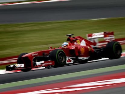 Fernando Alonso rueda en Montmeló.