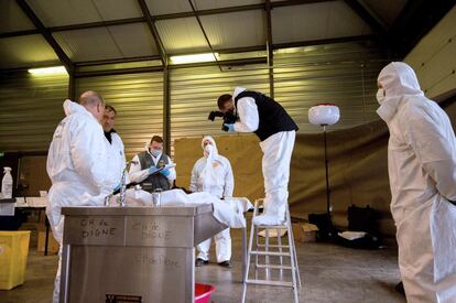 Prop de la zona de l'impacte, a Seyne-les-Alpes, s'ha instal·lat un laboratori mèdic i legal al qual van a parar totes les restes humanes trobades (a la imatge). Quaranta persones pugen cada dia a la muntanya per al rescat. Una altra cinquantena de persones (metges, dentistes i policies especialitzats) treballa al laboratori mòbil. D'aquí surten cada tarda cap a París les restes per a identificar-les posteriorment.