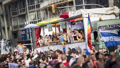 Imatge d'arxiu d'una carrossa de l'Orgull gai a Barcelona.