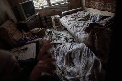 El cuerpo de Sergiy, de 41 años, yace en su apartamento destruido por las tropas rusas Járkov, este miércoles.