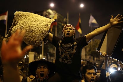 Manifestantes marcham em Lima pedindo uma nova Constituição, em 17 de novembro.