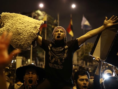 Manifestantes marcham em Lima pedindo uma nova Constituição, em 17 de novembro.