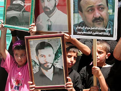 Niños palestinos muestran fotografías de presos no excarcelados, durante una manifestación, ayer en Belén.