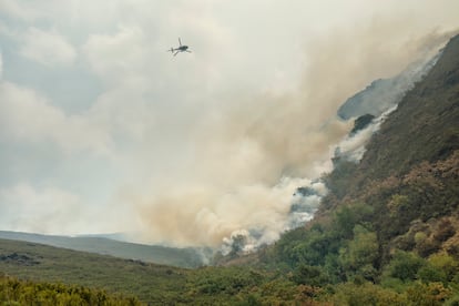 Un helicóptero descarga agua sobre el Teixadal de Casaio.