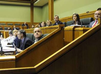 Vista de los escaños del grupo del PNV en el Parlamento, con su portavoz, Joseba Egibar, en primer plano.