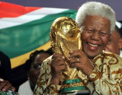 Nelson Mandela, com a taça da Copa do Mundo de futebol, em 15 de maio de 2004, depois da eleição da África do Sul como sede do torneio em 2010.