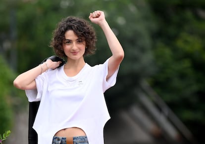La cantautora y actriz Tecla Insolia saluda a la prensa a su llegada al Lido de Venecia.