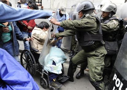La policía reprime la protesta de discapacitados en La Paz.