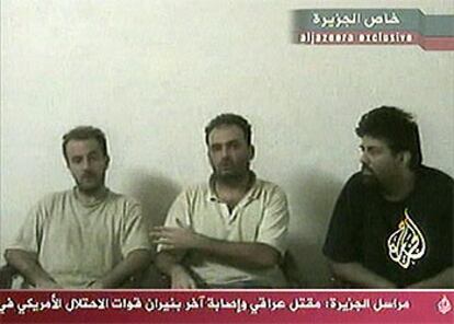 Los tres rehenes italianos secuestrados en Irak, en un vídeo emitido en la noche del miércoles por Al Yazira.