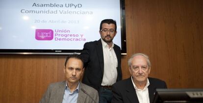 El responsable de Organización, Rafael Soriano, de pie tras la mesa de la asamblea de UPyD.