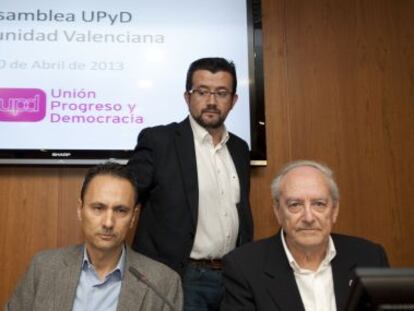 El responsable de Organizaci&oacute;n, Rafael Soriano, de pie tras la mesa de la asamblea de UPyD.