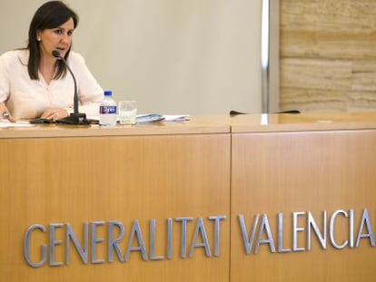 La consejera, Mar&iacute;a Jos&eacute; Catal&agrave;, tras el pleno del Consell en Alicante. 