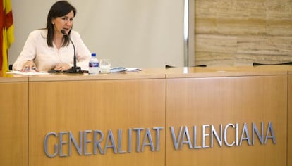 La consejera, Mar&iacute;a Jos&eacute; Catal&agrave;, tras el pleno del Consell en Alicante. 