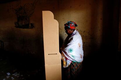 Una mujer en una estación de voto durante las elecciones presidenciales en Bamako (Malí).