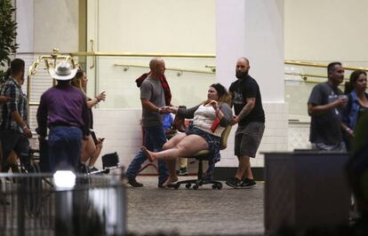 Una mujer herida es trasladada al hospital después del tiroteo.
