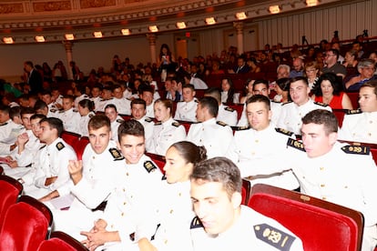 Princess Leonor (in the center) with her companions of the School Ship 'Juan Sebastián Elcano' During the concert, on June 5 in the Carnegie Hall armchair of New York.