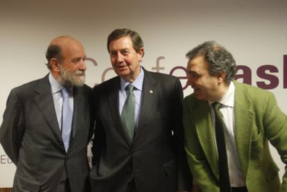 De izquierda a derecha, Jose Guillermo Zubía, Miguel Lazpiur y el director económico de Confebask, Eduardo Arechaga, ayer en Bilbao.