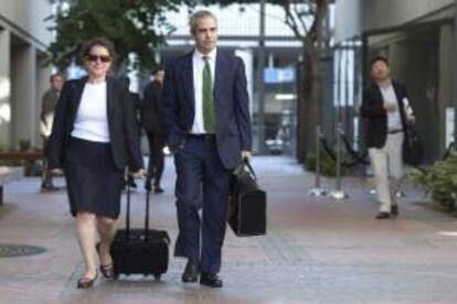Los consejeros de Samsung Electronics Kevin Johnson y Victoria Maroulis salen ayer de una corte en San José (EEUU). Un jurado federal ordenó a la compañía de telefonía surcoreana Samsung pagar 1.000 millones de dólares (800 millones de euros) al considerar que ha copiado la tecnología de Apple para algunos de sus modelos.