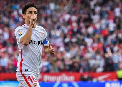 El centrocampista del Sevilla Jesús Navas celebra su gol.