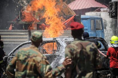 Los bomberos trabajan para extinguir un incendio provocado por la explosión de un coche bomba en Mogadiscio (Somalia). El atentado, que ha causado al menos siete fallecidos y cinco heridos, ha sido reivindicado por el grupo yihadista Al Shabab.