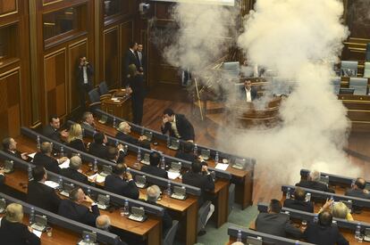 Varios diputados de la oposición nacionalista kosovar bloquearon la actividad del Parlamento de Pristina (Kosovo), después de lanzar gases lacrimógenos en protesta contra los acuerdos alcanzados con Serbia para normalizar las relaciones entre Pristina y Belgrado, informó la televisión kosovar RTK2.
