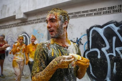 Novatadas del d&iacute;a de patr&oacute;n de Medicina de la Universidad de Granada. Los novatos son ba&ntilde;ados con todo tipo de productos. 