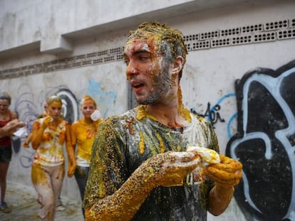 Novatadas del d&iacute;a de patr&oacute;n de Medicina de la Universidad de Granada. Los novatos son ba&ntilde;ados con todo tipo de productos. 