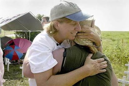 Cindy Sheehan abraza a uno de los manifestantes reunidos en el campamento frente al rancho de Bush.