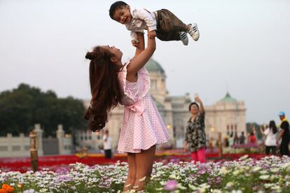 Una madre juega con su hijo en Bangkok (Tailandia), el 5 de febrero de 2018. 