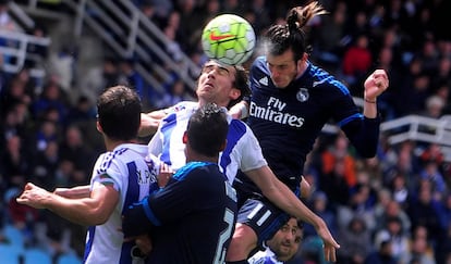 Bale cabecea un balón.