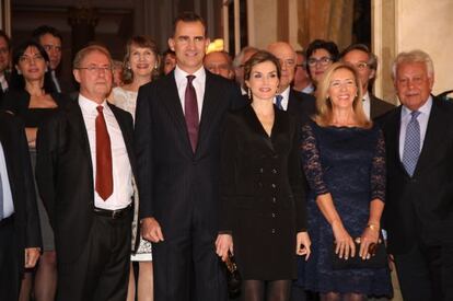 En primer plano, Félix de Azúa, los reyes Felipe y Leitiza, Mar García Vaquero y su esposo Felipe González, ayer en Madrid.