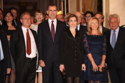 En primer plano, Félix de Azúa, los reyes Felipe y Leitiza, Mar García Vaquero y su esposo Felipe González, ayer en Madrid.