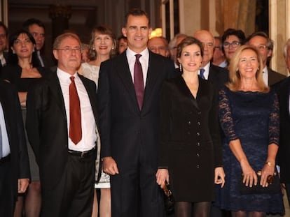 En primer plano, Félix de Azúa, los reyes Felipe y Leitiza, Mar García Vaquero y su esposo Felipe González, ayer en Madrid.