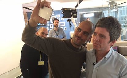 Noel Gallagher (d) y Guardiola se fotografían tras su encuentro.