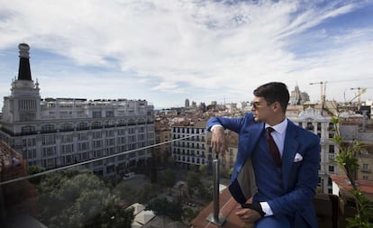 José María Manzanares mirando el hotel de los toreros en Madrid.