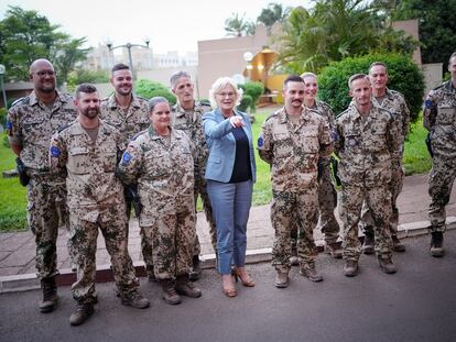 La ministra alemana de Defensa, Christine Lambrecht, durante una visita a las tropas germanas de la EUTM, el pasado viernes en Bamako.