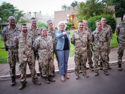 La ministra alemana de Defensa, Christine Lambrecht, durante una visita a las tropas germanas de la EUTM, el pasado viernes en Bamako.