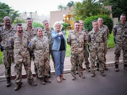 La ministra de Defensa alemana, Christine Lambrecht, junto a soldados alemanes destinados en Mali, el pasado abril.