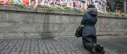 Uma mulher homenageia os mortos durante os protestos que derrubaram o presidente ucraniano, Víctor Yanukóvich.