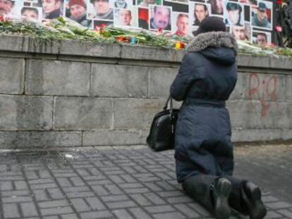 Uma mulher homenageia os mortos durante os protestos que derrubaram o presidente ucraniano, Víctor Yanukóvich.