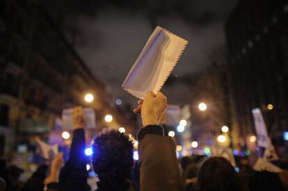 Un manifestante muestra un sobre en las cercanías de la sede del PP.