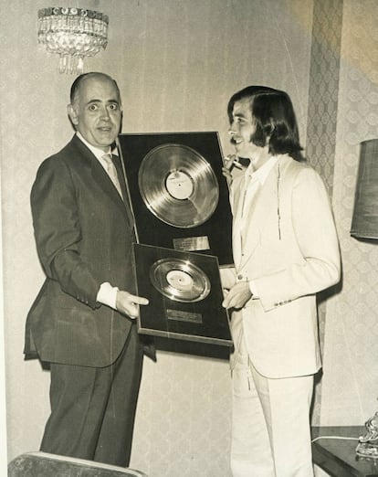 Lasso de la Vega (izquierda) y su representado, Joan Manuel Serrat, recibiendo un disco de oro en México en 1969.