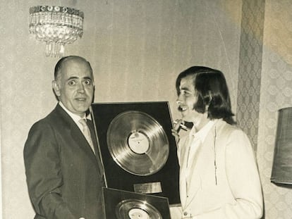 Lasso de la Vega (izquierda) y su representado, Joan Manuel Serrat, recibiendo un disco de oro en México en 1969.