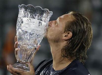 El argentino besa la copa que le acredita como ganador del torneo de Sydney