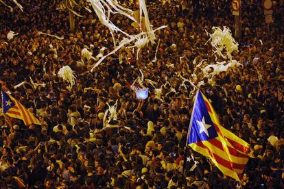 Los manifestantes convocados por los CDR se manifiestan en la Gran Via de Barcelona.