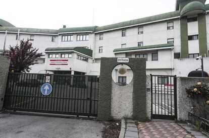 Edificio de la residencia de mayores de la Comunidad de Madrid en Alcorcón, el pasado mes de abril.