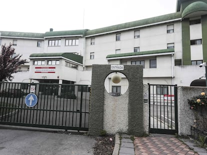 Edificio de la residencia de mayores de la Comunidad de Madrid en Alcorcón, el pasado mes de abril.